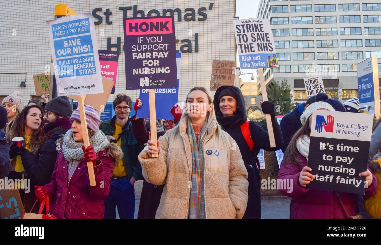 London, Großbritannien. 15.. Dezember 2022 Krankenschwestern veranstalten eine Demonstration an der Streikpostenlinie vor dem St. Thomas' Hospital, während der größte britische Krankenpflegestreik in der Geschichte beginnt. Tausende von Krankenschwestern im ganzen Land streiken in einem Lohnstreit.Kredit: Vuk Valcic/Alamy Live News Stockfoto