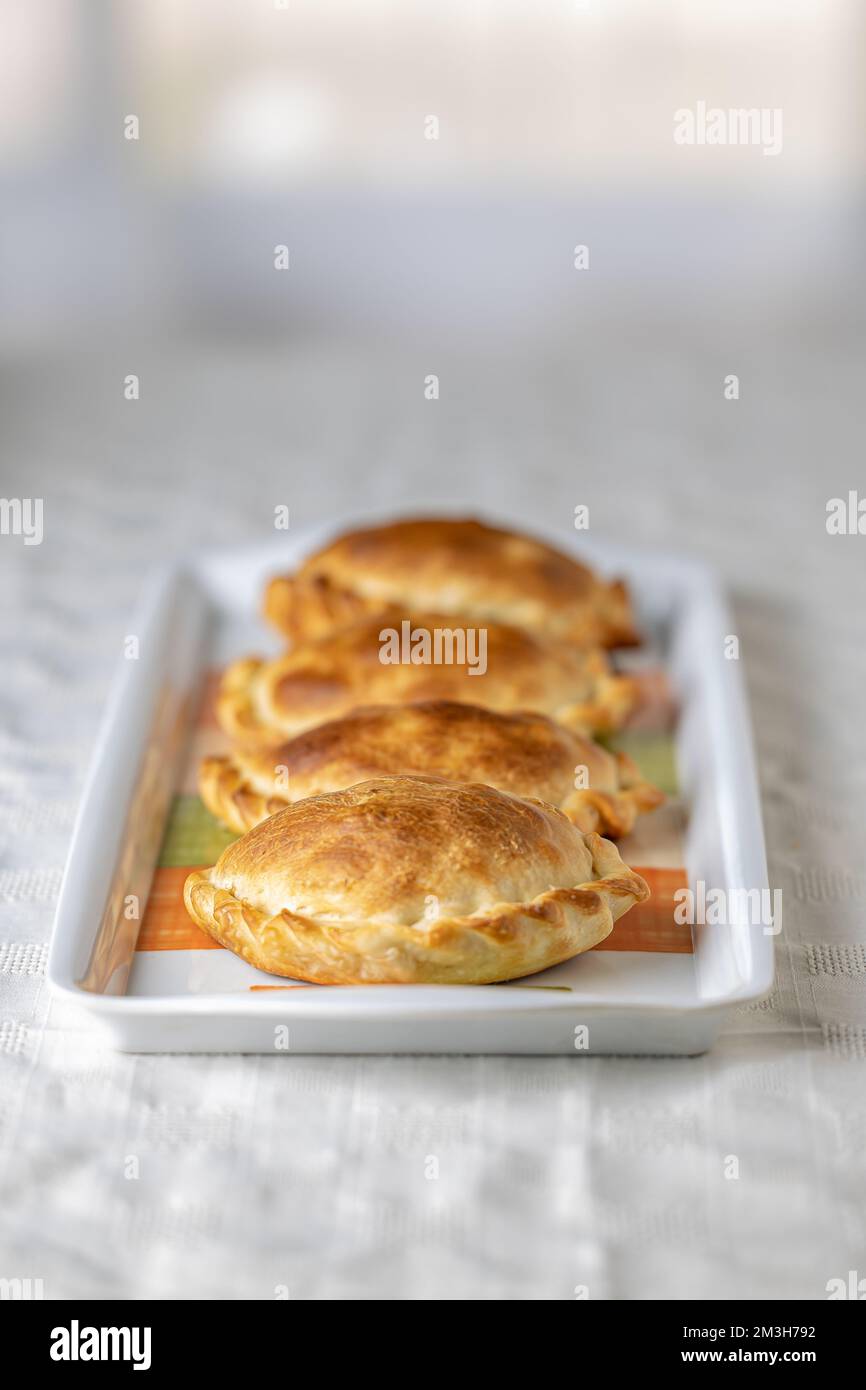 Argentinische Empanadas, gebacken auf einem Teller. Stockfoto