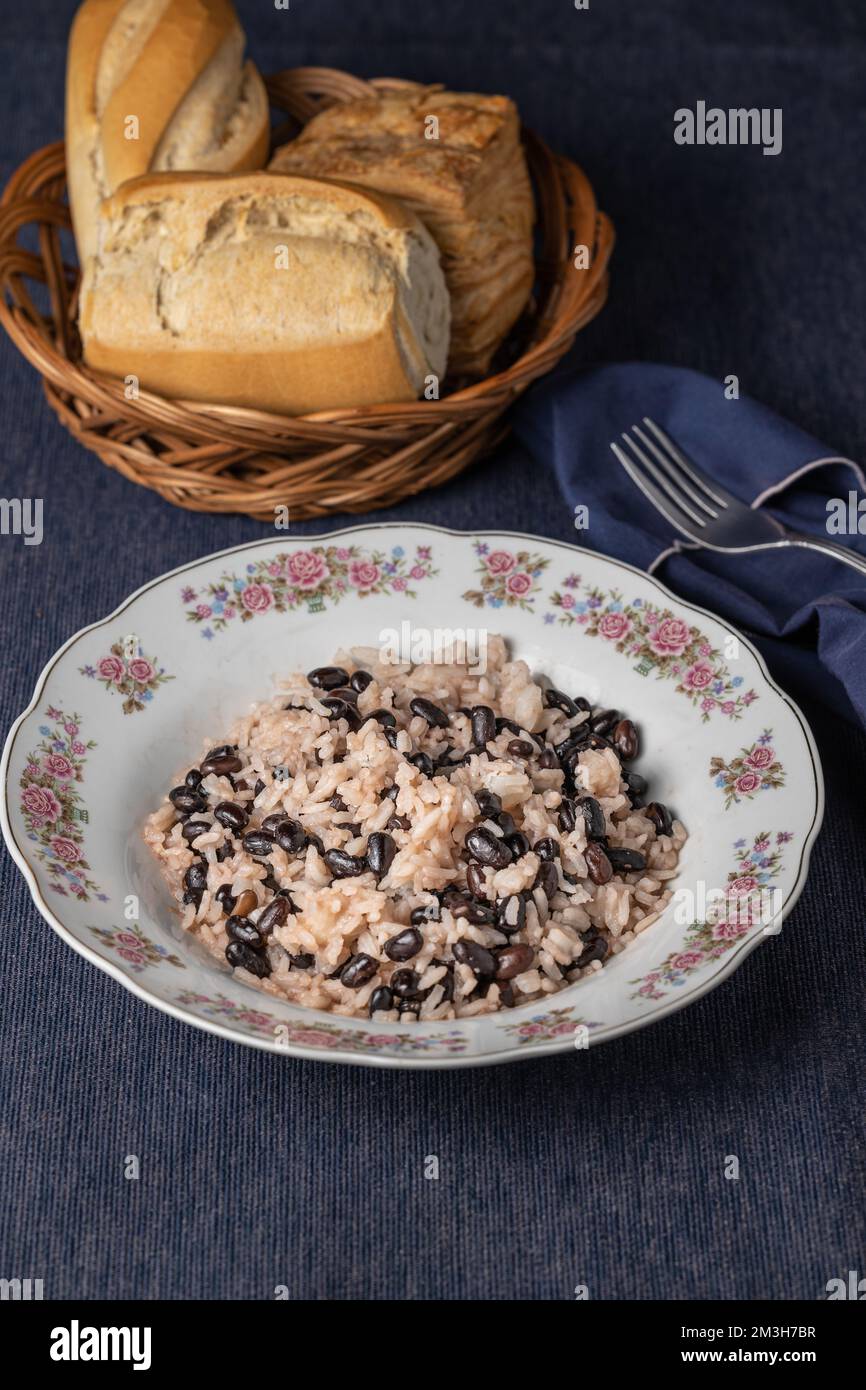 Gallo Pinto, traditionelles Costa-ricanisches Essen auf dekoriertem Teller. Stockfoto