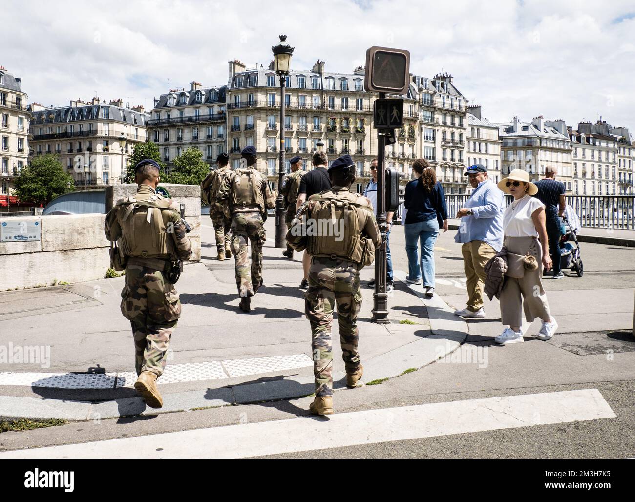 Soldaten patrouillieren auf der Isle Saint Louis, Paris, Frankreich Stockfoto