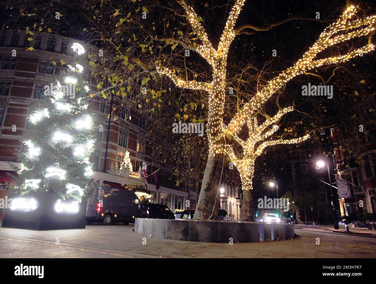 Diese Fotos wurden zwischen 10,30 und 1,30 Uhr in London gemacht, das so gut wie verlassen war. Es gibt nur wenige Leute und ein paar Autos und man konnte sogar Taxis finden, die normalerweise nach der Abriegelung nicht um piccadilly, Berkeley Square herum sind. Charing Cross Road Marble Arch und überall, wo man hingeht, war nicht viel los, wie es an einem Mittwochabend nur eine Woche vor Weihnachten sein sollte. Das war wie leere London 14-15/12/2022 Blitz-Bilder Stockfoto