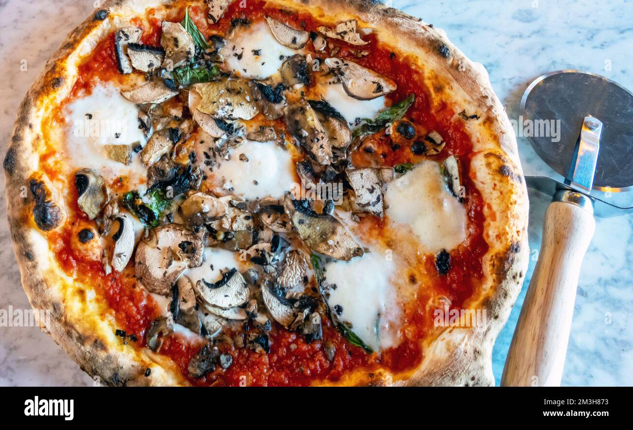 Marinara-Pizza mit Pilzen und Mozzarella Stockfoto