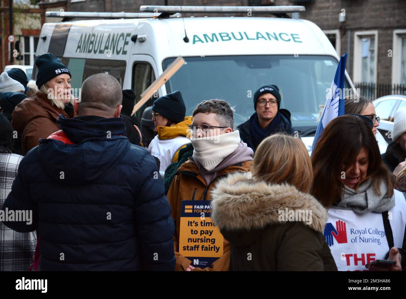 Der größte Streik in der Geschichte des RCN begann am 15.. Dezember, da Pflegepersonal in England, Nordirland und Wales eine faire Bezahlung und Patientensicherheit fordert. Stockfoto