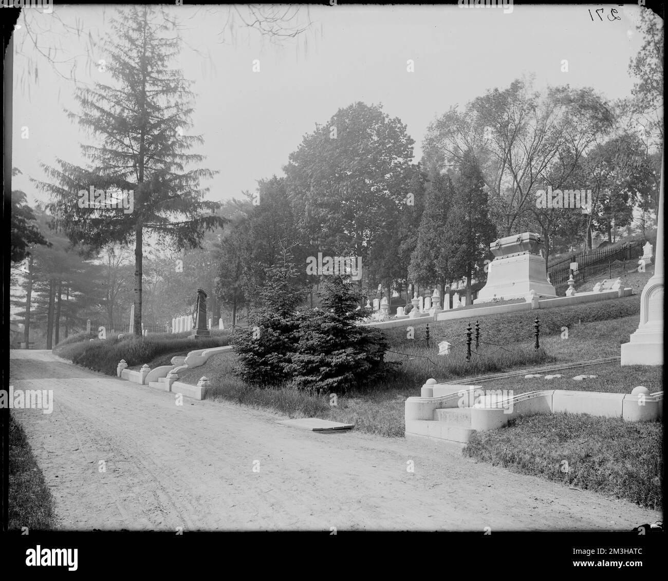 Denkmäler, Salem, Grove Street, Harmony Grove Friedhof, John Bertram Monument, Friedhöfe, Gräber und sepulchrale Denkmäler, Bertram, John, 1796-1882. Frank Cousins Glass Plate Negatives Collection Stockfoto