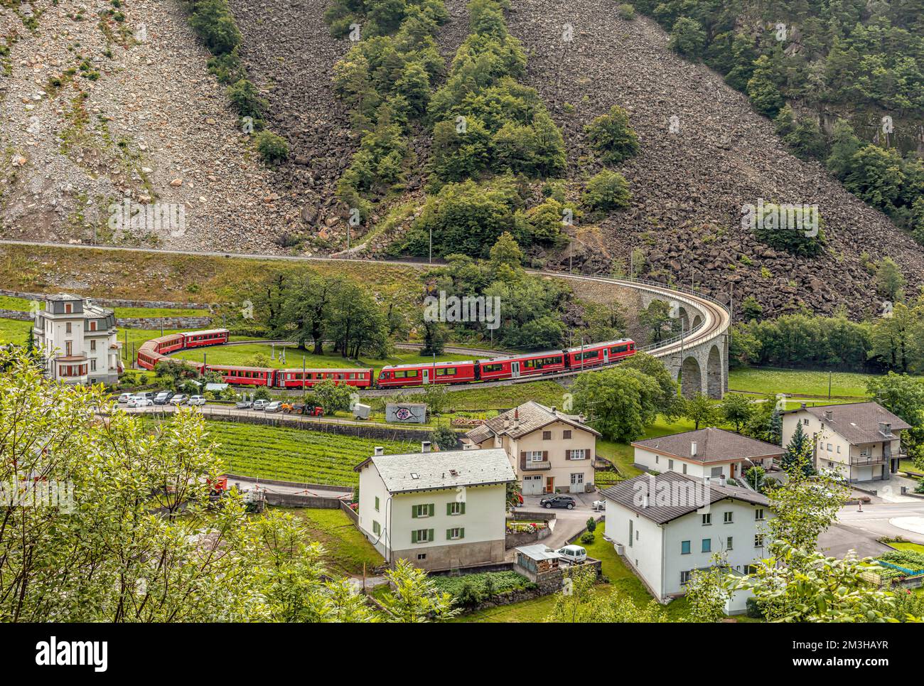 BERNINA Express Zug am Spiralviadukt Brusio, Valposchiavo, Schweiz Stockfoto