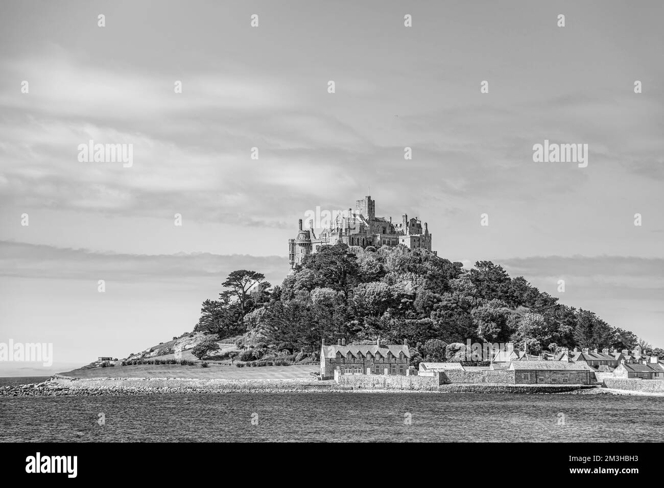 Blick auf St Michaels Mount, Cornwall, England, in Schwarz und Weiß Stockfoto