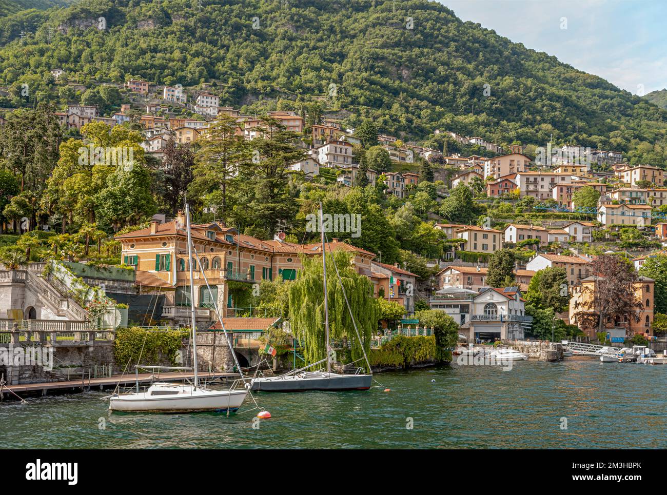 Seeufer des Dorfes Argegno am Comer See, vom See aus gesehen, Lombardei, Italien Stockfoto