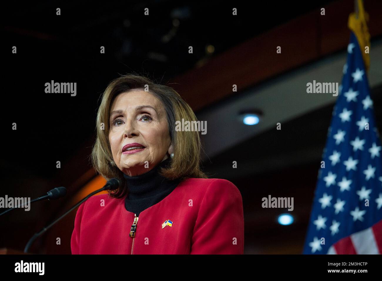 Washington DC, USA. 15.. Dezember 2022. Die Sprecherin des Repräsentantenhauses der Vereinigten Staaten, Nancy Pelosi (Demokrat von Kalifornien), hat während ihrer wöchentlichen Pressekonferenz im US Capitol in Washington, DC, am Donnerstag, den 15. Dezember 2022, Bemerkungen und Feldfragen von Reportern abgegeben. Kredit: Rod Lamkey/CNP Kredit: dpa Picture Alliance/Alamy Live News Stockfoto