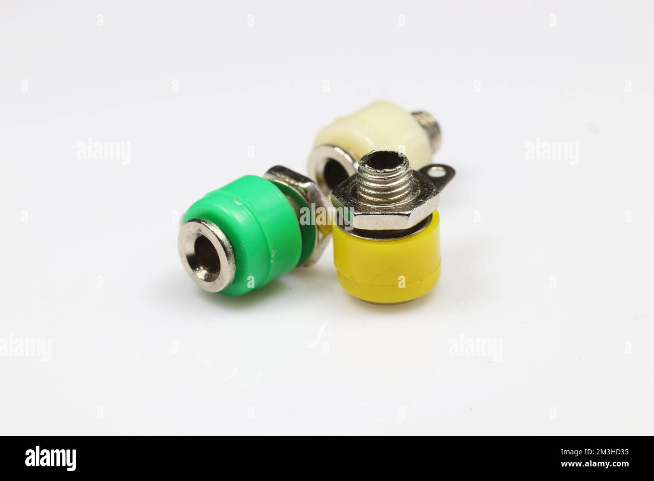 Metall-Kunststoff-Steckverbinder zum Anschluss von elektrischen Kabeln auf weißem Hintergrund. Elektronische Bauteile. Stockfoto