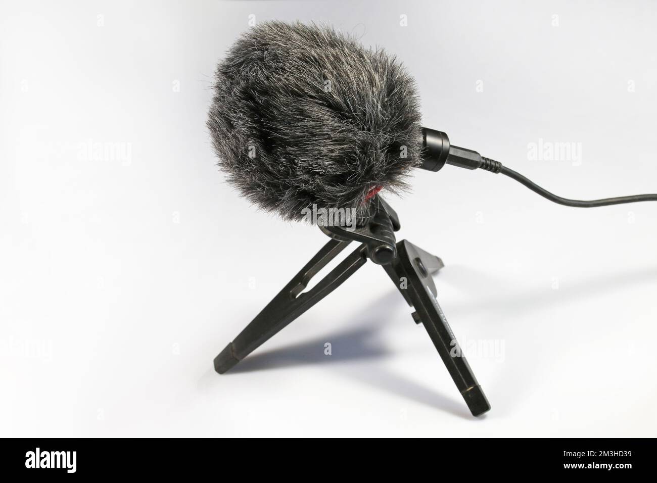 Mikrofon mit Windschutz auf einem Kunststoffständer. Tonaufnahmegerät. Stockfoto