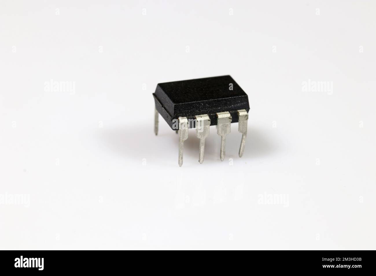Mikrocontroller mit acht Stiften (Beinen) auf weißem Hintergrund. Elektronische Bauteile. Stockfoto