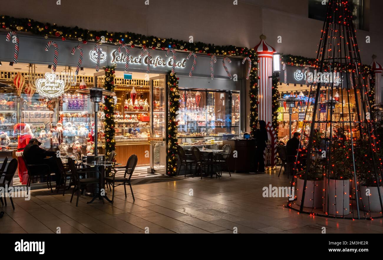 Außenansicht, weihnachtsgeschäft oder Einkaufszentrum. Süßwarenladen. Istanbul, TÜRKEI - 13. Dezember 2022 Stockfoto