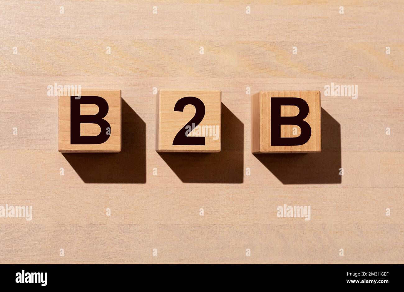 B2B Akronym, Geschäftskonzept. Holzblöcke auf dem Schreibtisch. Hochwertiges Foto Stockfoto