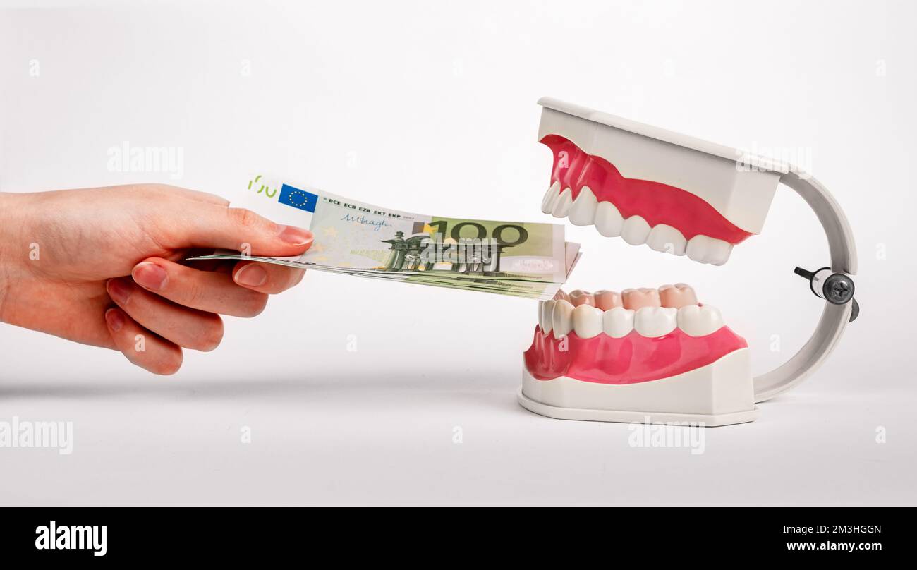 Geld für Zahngesundheit, Zahnpflege, Zahnbehandlung, Zahnmedizin in Euro. Hochwertiges Foto Stockfoto