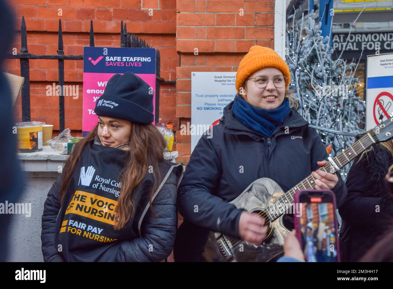 London, Großbritannien. 15.. Dezember 2022 Krankenschwestern veranstalten eine Demonstration an der Streikpostenlinie vor dem Great Ormond Street Hospital, während der größte britische Krankenpflegestreik in der Geschichte beginnt. Tausende von Krankenschwestern streiken im ganzen Land wegen des Gehalts. Stockfoto