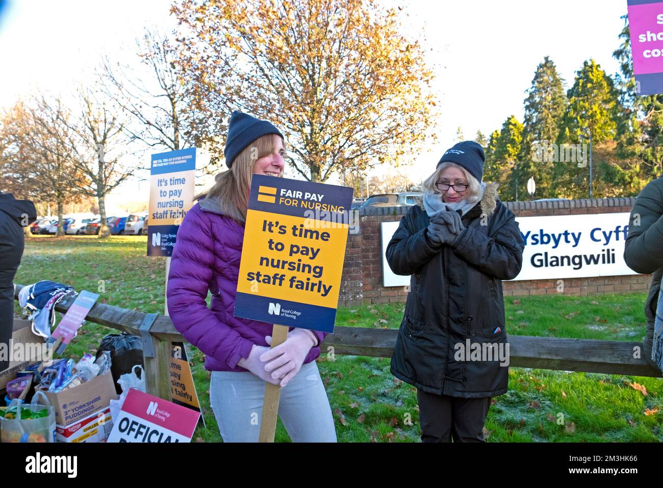 Krankenschwestern streiken auf Streikposten Lebenshaltungskosten Krisen-Protestplakate streiken vor dem Glangwili General Hospital Carmarthen Wales UK 16. Dezember 2022 Stockfoto