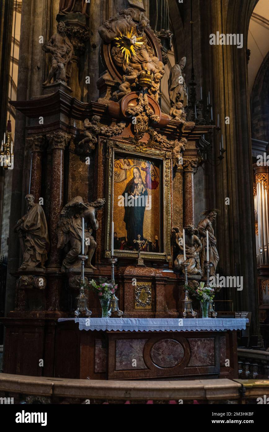 Wien, Österreich - 14. Oktober 2022: Innere des Stephansdoms oder des Stephansdoms in Innere Stadt, Wien, Österreich Stockfoto