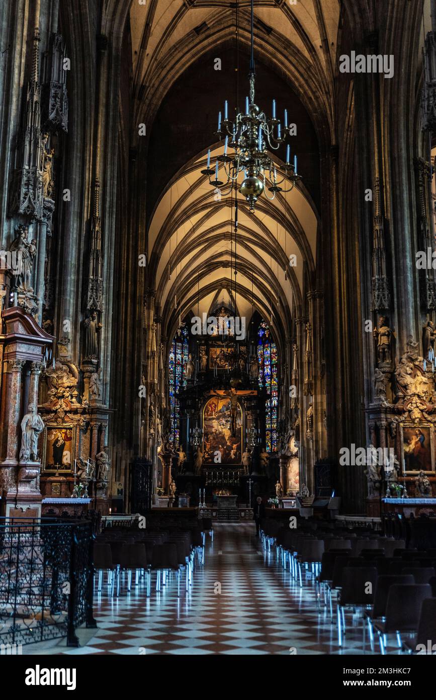 Wien, Österreich - 14. Oktober 2022: Innere des Stephansdoms oder des Stephansdoms in Innere Stadt, Wien, Österreich Stockfoto