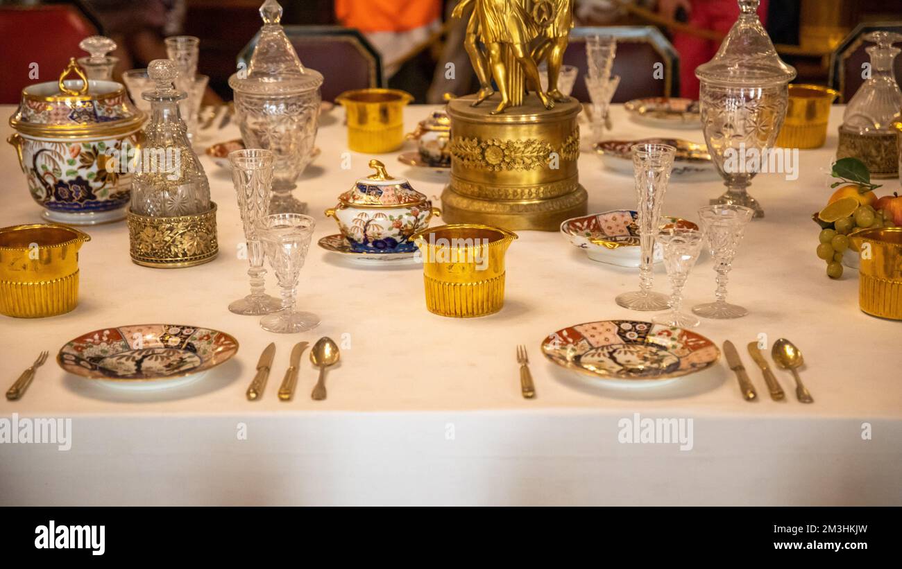 Ein Tisch mit altem Geschirr im Bankettsaal des Royal Pavilion in Brighton Stockfoto