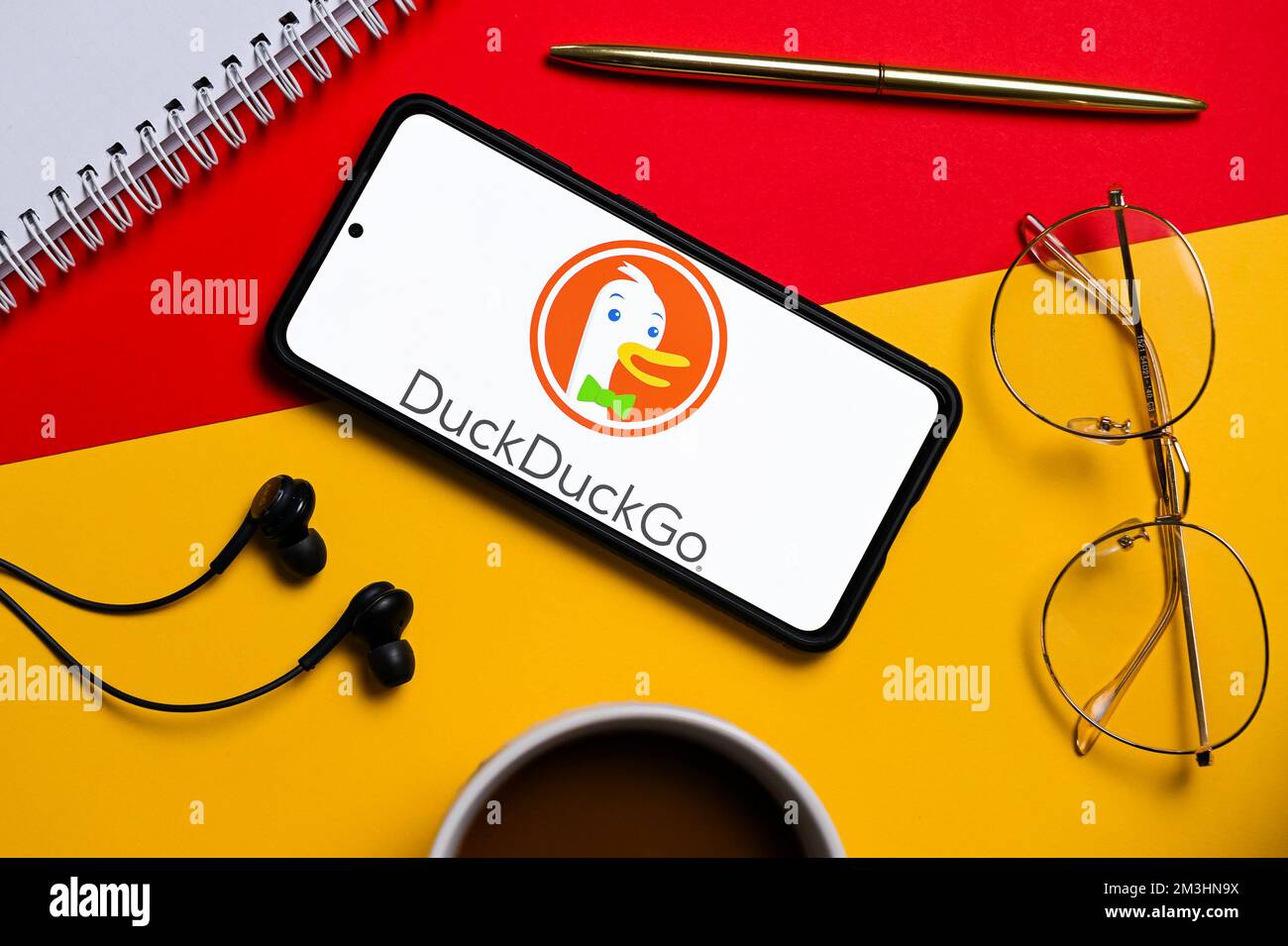 Polen. 10.. Dezember 2022. In dieser Abbildung wird ein Duck Duck Go-Logo auf einem Smartphone angezeigt. (Kreditbild: © Mateusz Slodkowski/SOPA Images via ZUMA Press Wire) Stockfoto