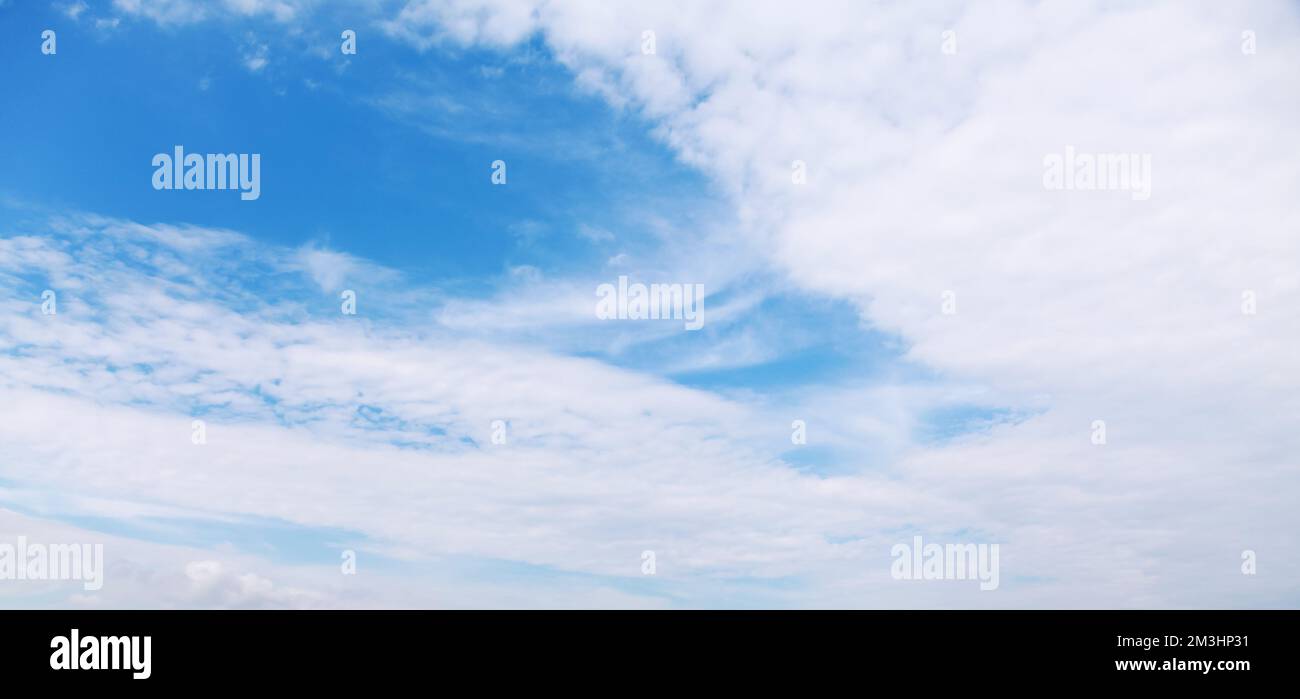 Hellblauer Himmel mit weißen Wolken am Tag. Panorama-Hintergrundbild Stockfoto