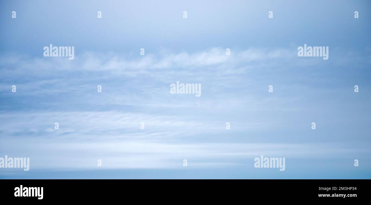 Bewölkter, hellblauer Himmel am Tag, natürlicher Panorama-Fotohintergrund Stockfoto