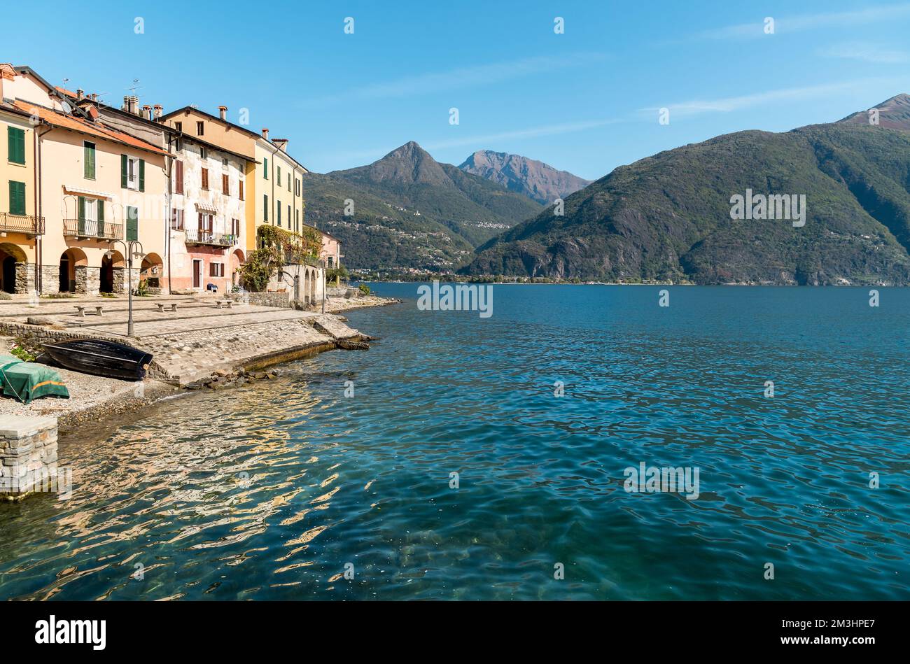Landschaft des Comer Sees vom Seeufer des Dorfes San Siro, Lombardei, Italien Stockfoto