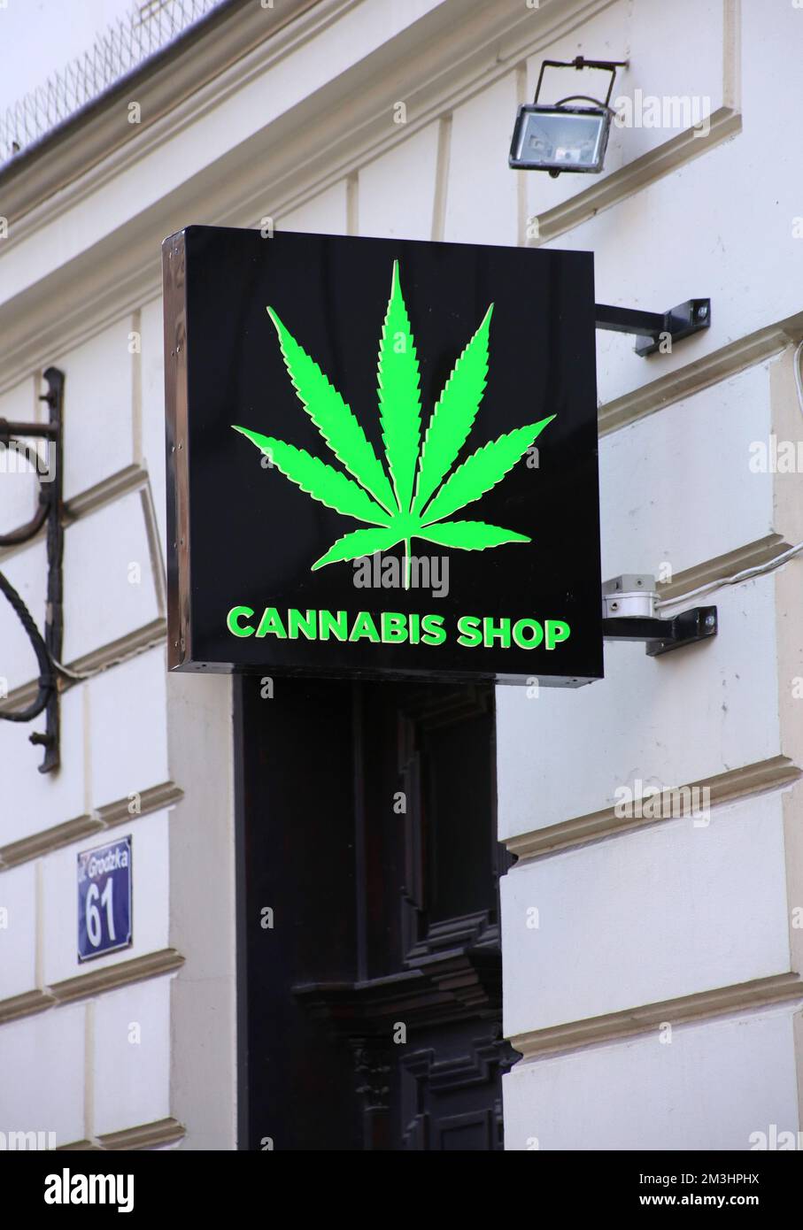Krakau. Krakau. Polen. Cannabisladen-Schild mit dem Cannabisblatt. Stockfoto