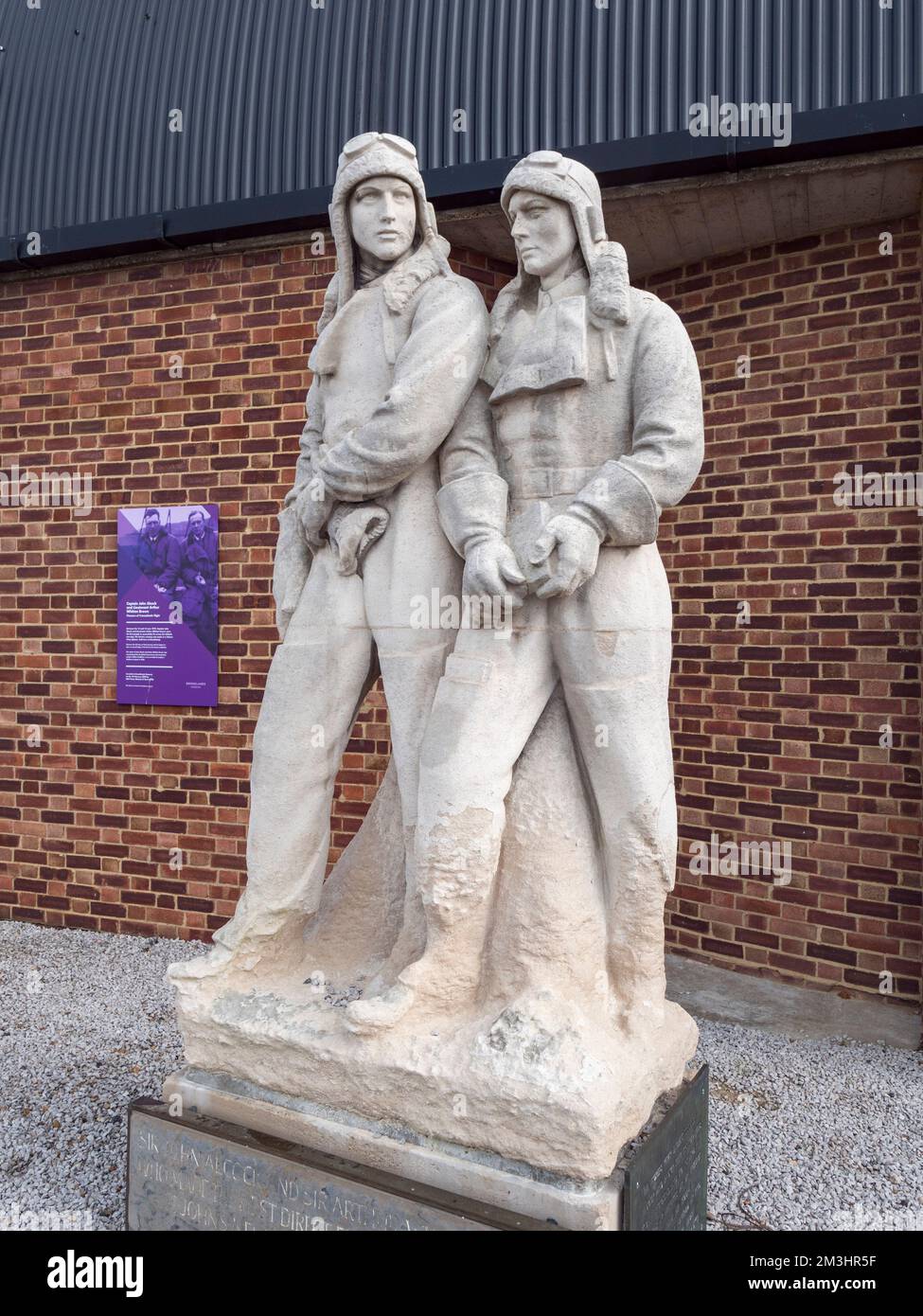 Die Alcock and Brown Statue im Brooklands Museum, Surrey, Großbritannien, erinnert an den ersten Non-Stop-Flug über den Atlantik im Jahr 1919. Stockfoto