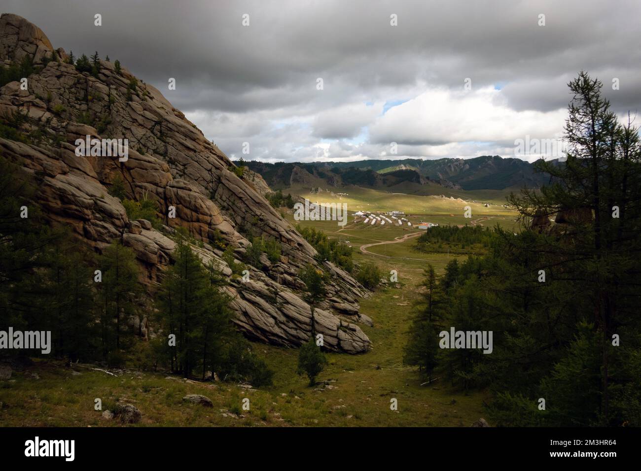 Winzige Häuser, umgeben von Bäumen auf dem Bergrücken. An einem sonnigen Tag auf dem Hügelkamm kleine Ger-Hütten. Stockfoto
