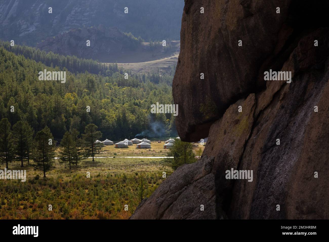 Winzige Häuser, umgeben von Bäumen auf dem Bergrücken. An einem sonnigen Tag auf dem Hügelkamm kleine Ger-Hütten. Stockfoto