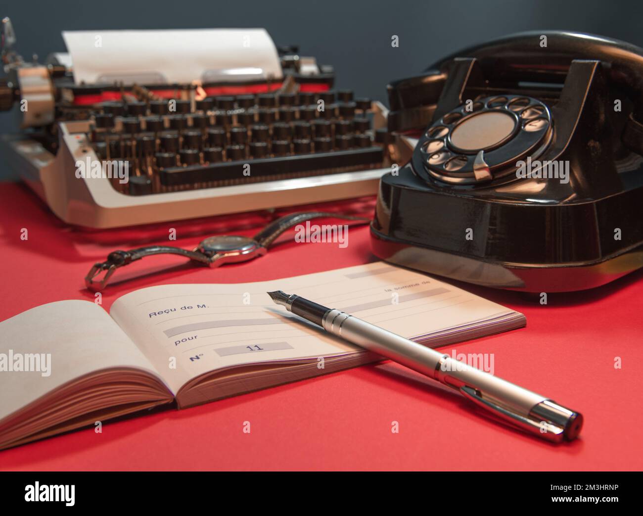 Retro-Schreibmaschine, Scheckbuch, altes Telefon, Tintenstift. Schriftzug in französischer Sprache – von herrn Für Stockfoto