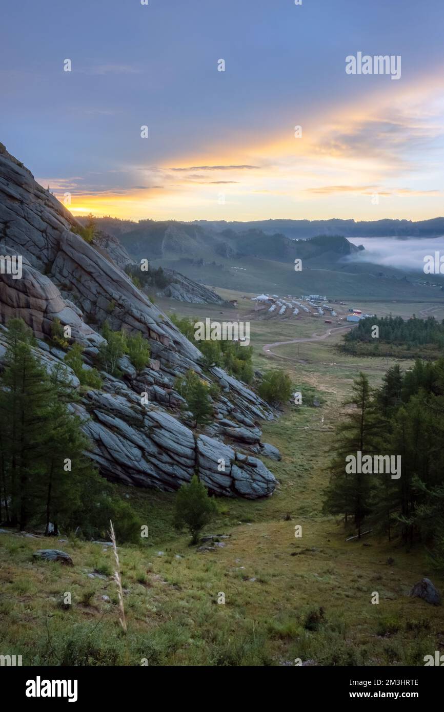 Winzige Häuser, umgeben von Bäumen auf dem Bergrücken. An einem sonnigen Tag auf dem Hügelkamm kleine Ger-Hütten. Stockfoto