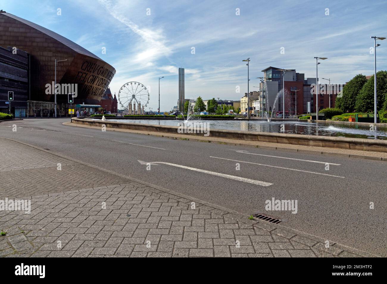 Blick in Richtung Wales Millennium Centre und Cardiff Bay von der Lloyd George Avenue. Cardiff. 2022 Stunden Stockfoto
