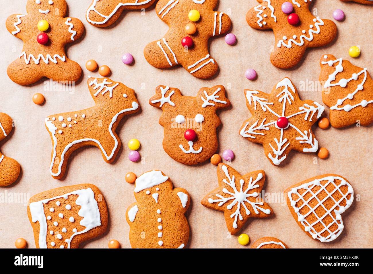 Verschiedene Auswahl an Lebkeksen mit Zuckerzusatz. Dekoriert in Weihnachtsstimmung. Frohe Neujahrsfeier. Verspielt und lustig. Stockfoto