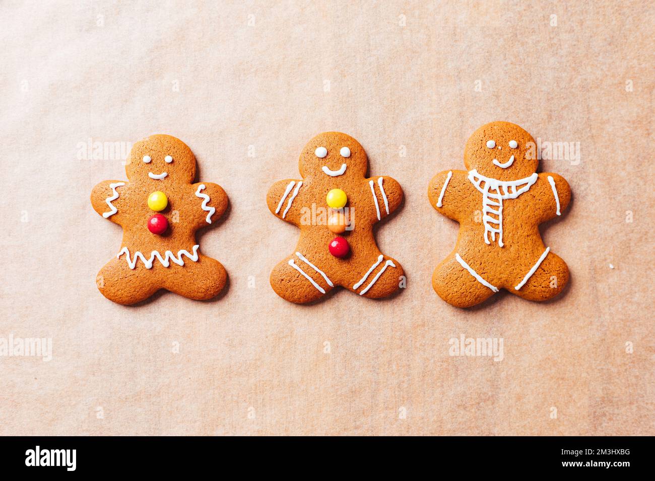 Verschiedene Auswahl an Lebkeksen mit Zuckerzusatz. Dekoriert in Weihnachtsstimmung. Frohe Neujahrsfeier. Verspielt und lustig. Stockfoto