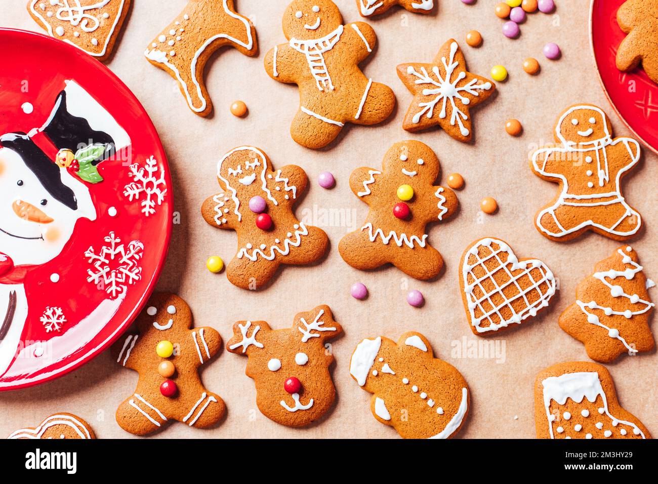 Verschiedene Auswahl an Lebkeksen mit Zuckerzusatz. Dekoriert in Weihnachtsstimmung. Frohe Neujahrsfeier. Verspielt und lustig. Stockfoto