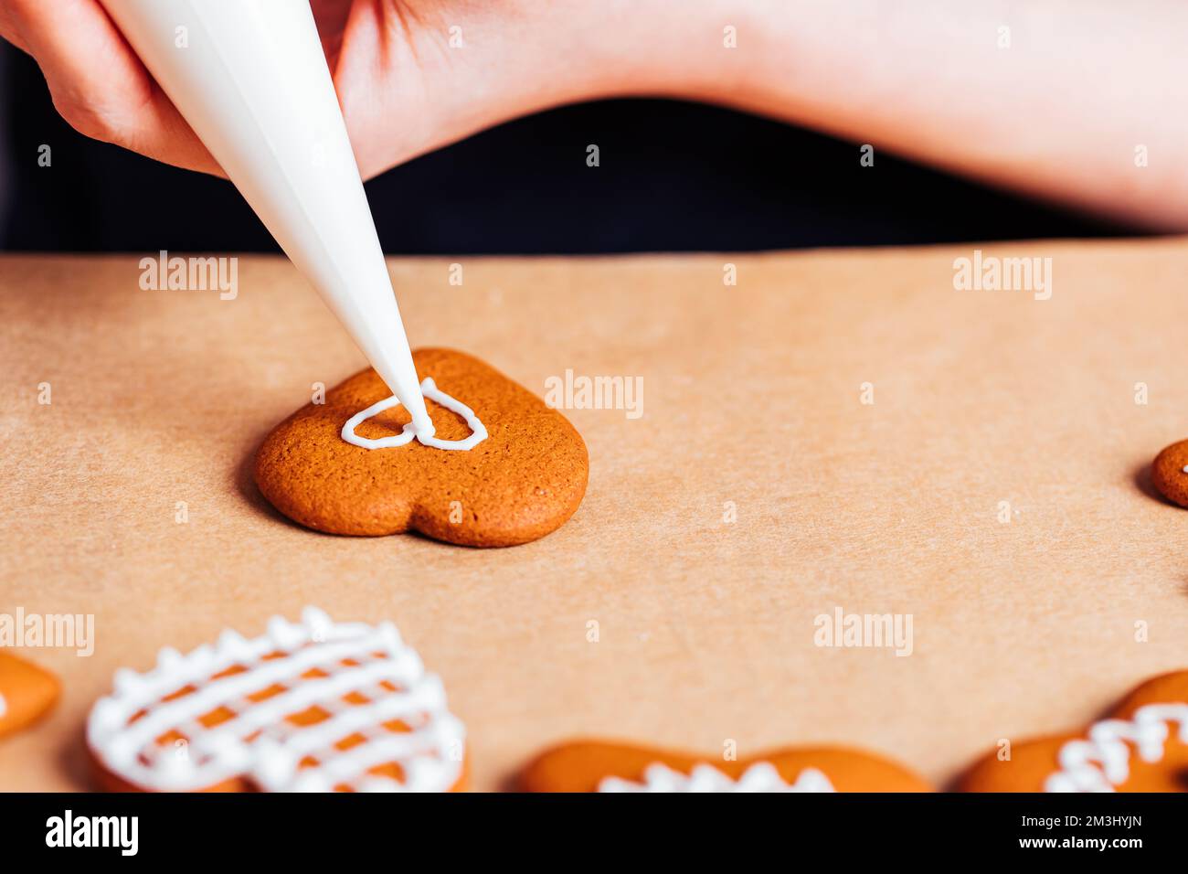 Verschiedene Auswahl an Lebkeksen mit Zuckerzusatz. Dekoriert in Weihnachtsstimmung. Frohe Neujahrsfeier. Verspielt und lustig. Stockfoto