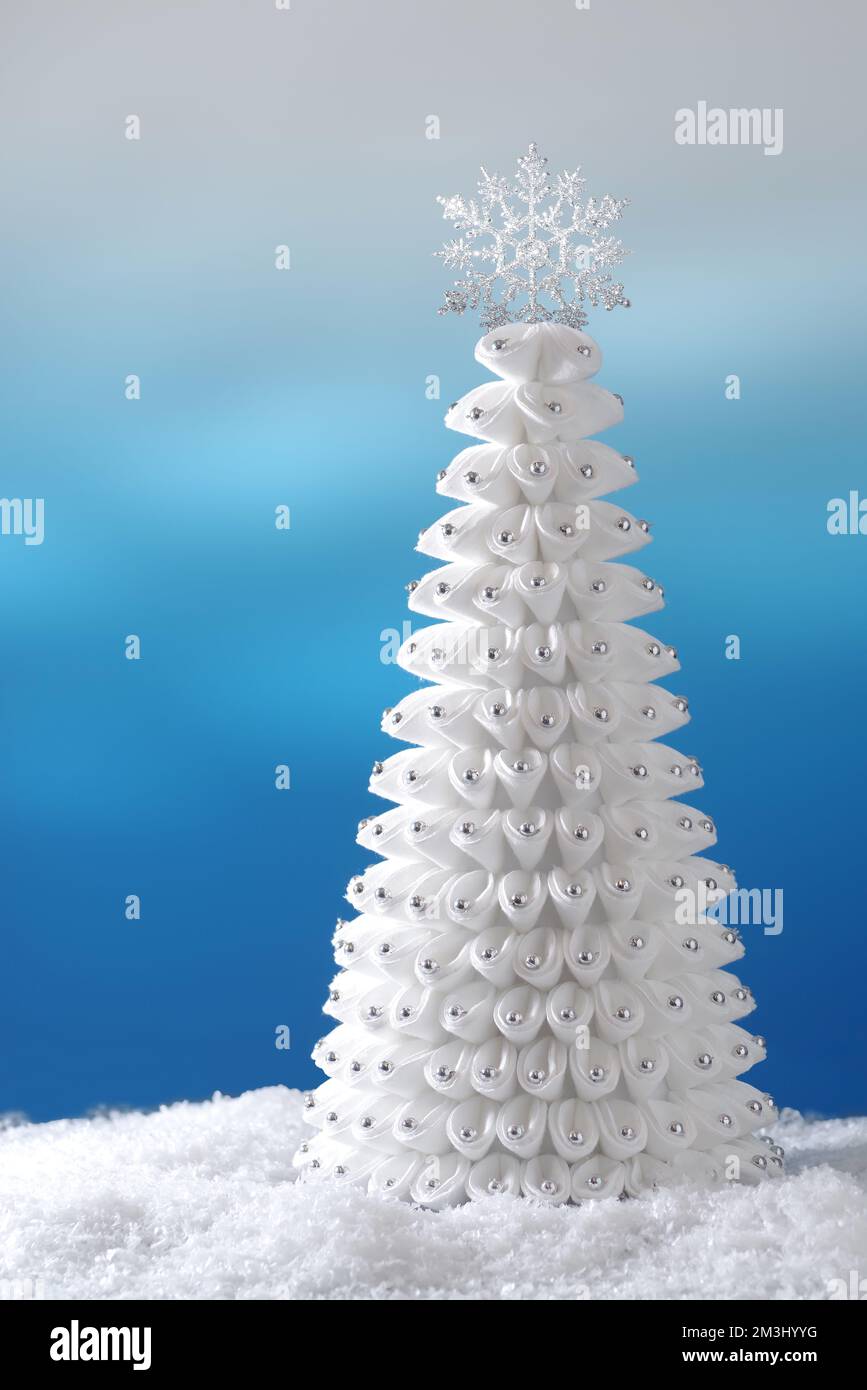 Weißer weihnachtsbaum auf blauem abstraktem Hintergrund Stockfoto