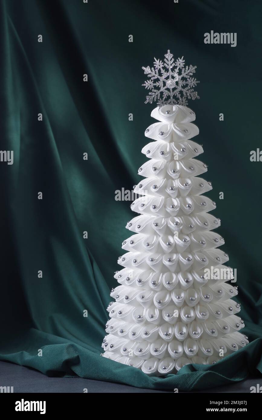 Weißer weihnachtsbaum auf blauem abstraktem Hintergrund Stockfoto