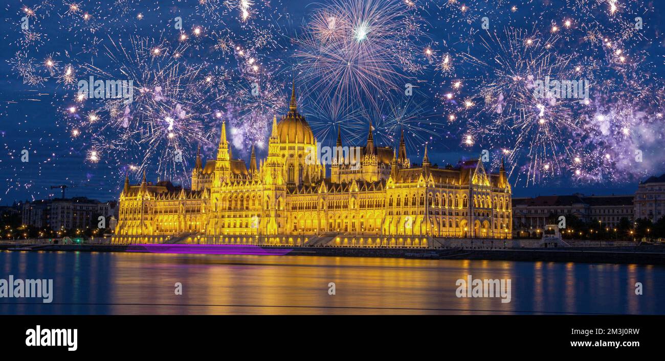 Feuerwerk bei der neujahrsfeier des parlaments in Budapest. Nachtsicht auf das Parlament in der Stadt Budapest in Ungarn Stockfoto