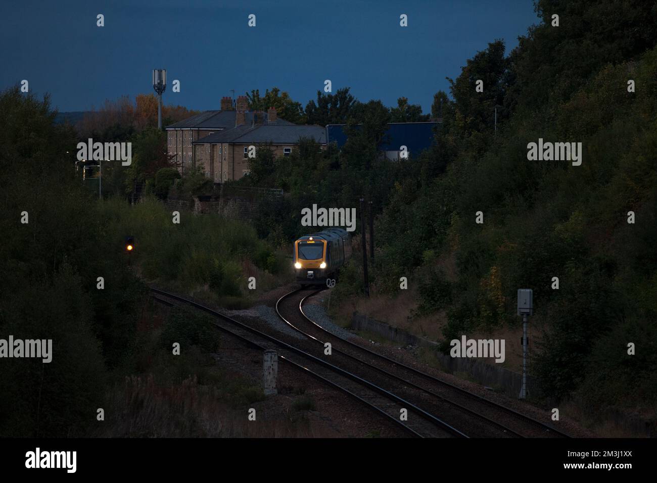 Northern Rail-Dieselzug der Klasse 195, gebaut in Spanien von CAF, vorbei an Normanton, Yorkshire, Großbritannien bei Abenddämmerung Stockfoto