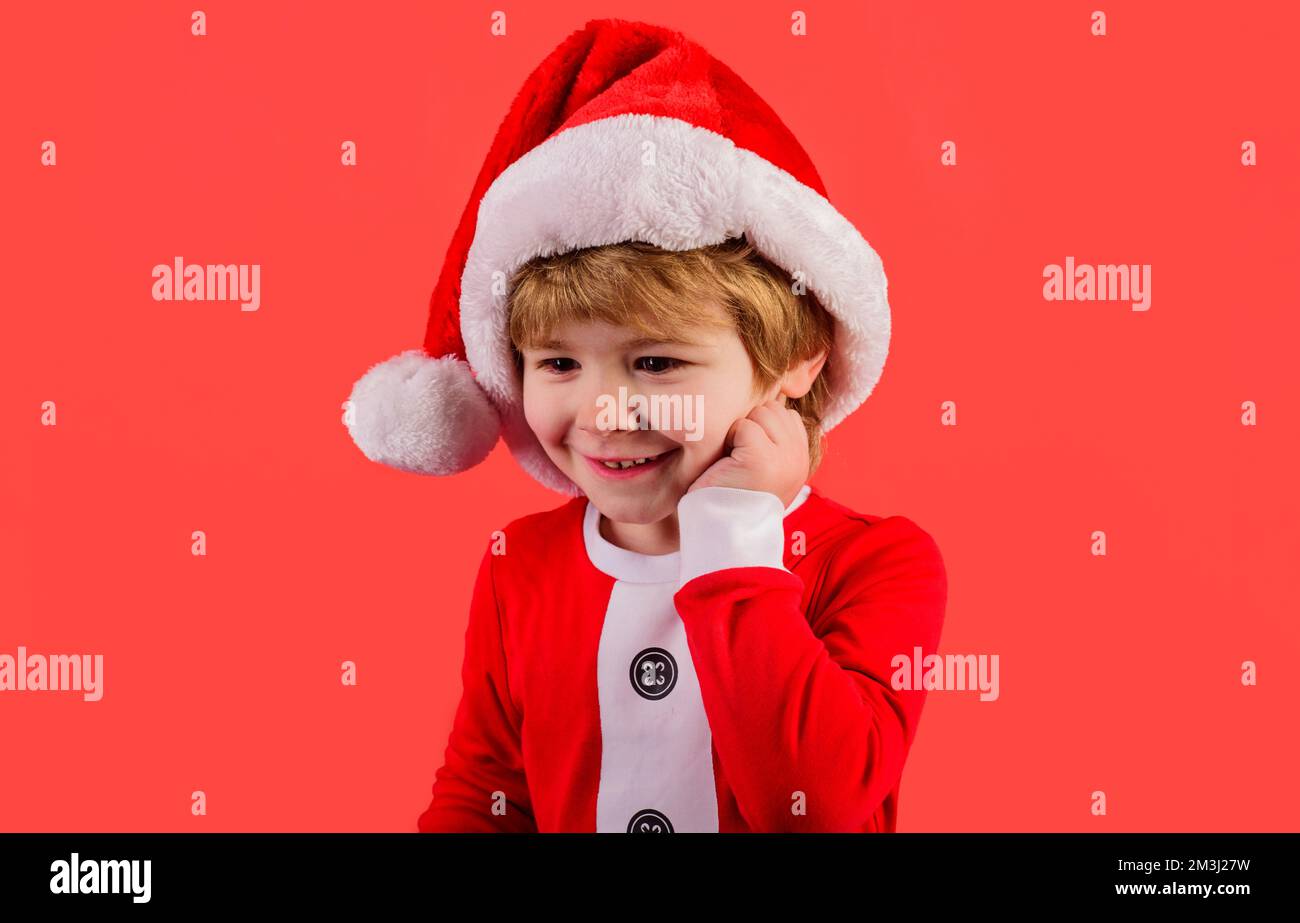 Weihnachtskind. Süßes Kind mit Weihnachtsmann-Hut. Neujahrsfeier. Winterurlaub. Nahaufnahme Porträt. Stockfoto