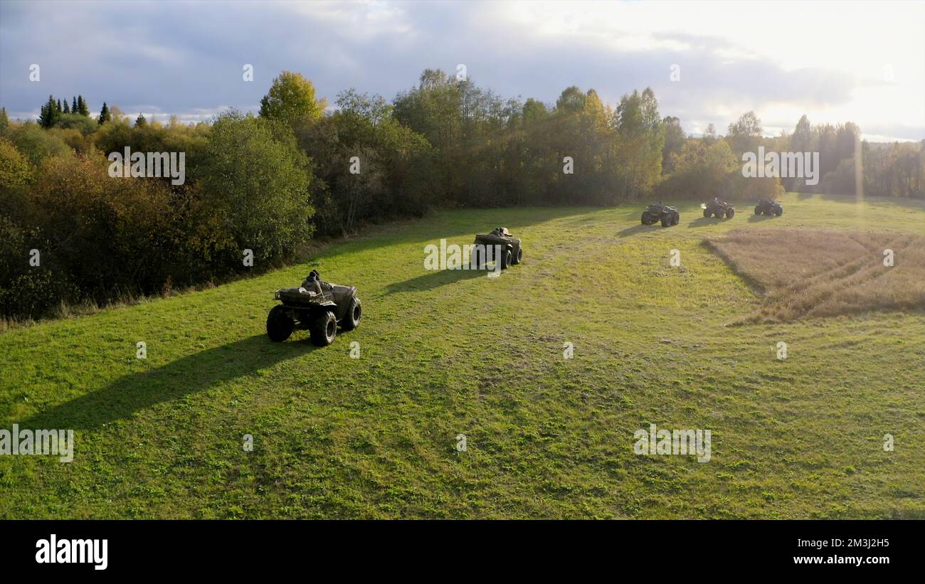 Leute, die Quad fahren, Luftaufnahme. Clip. Touristen, die Quad-Bikes durch den Wald fahren, aktiver Lebensstil und Reisekonzept Stockfoto