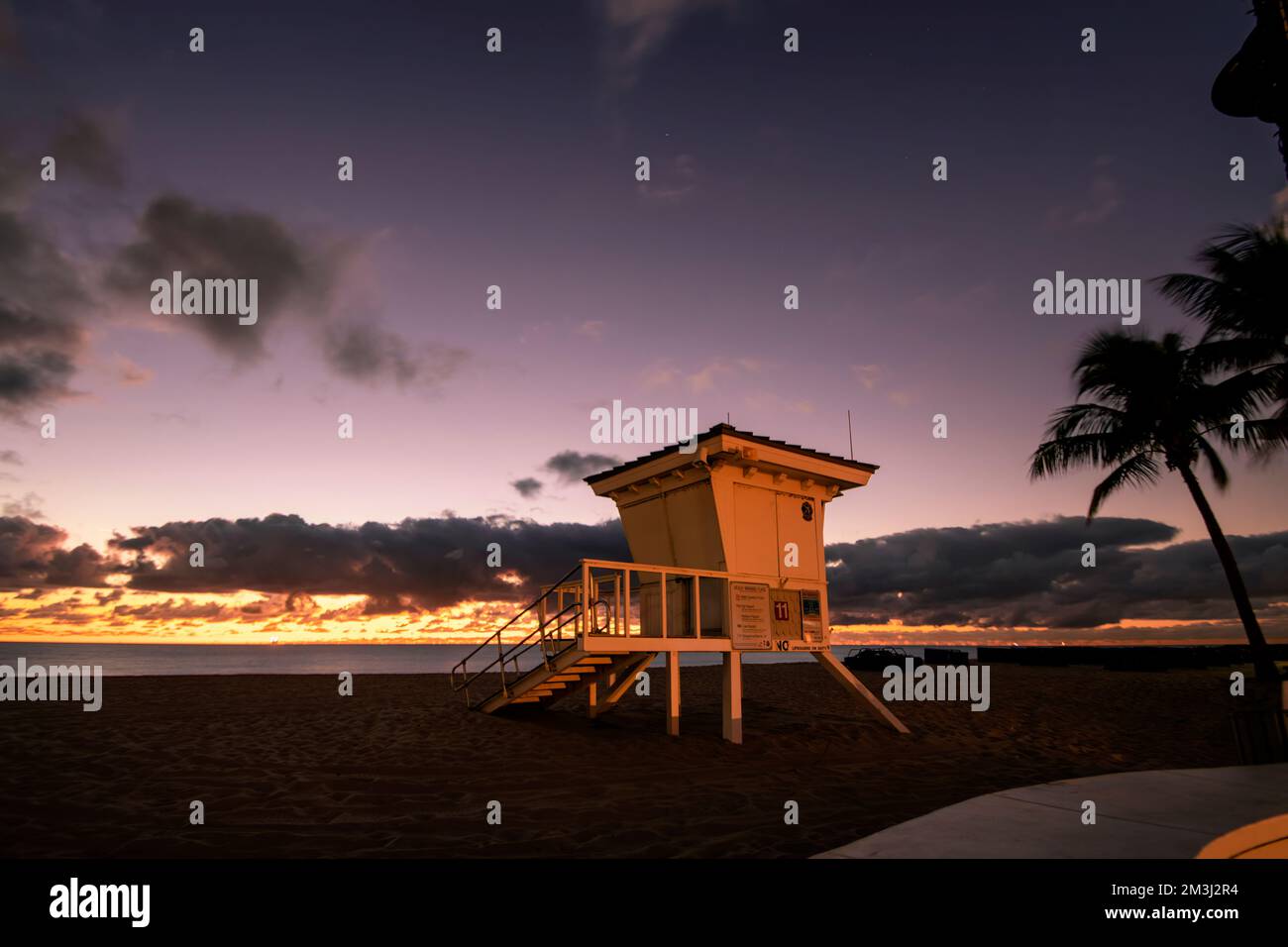 Eine Bademeister-Hütte bei Sonnenaufgang in Fort Lauderdale, Florida, USA Stockfoto