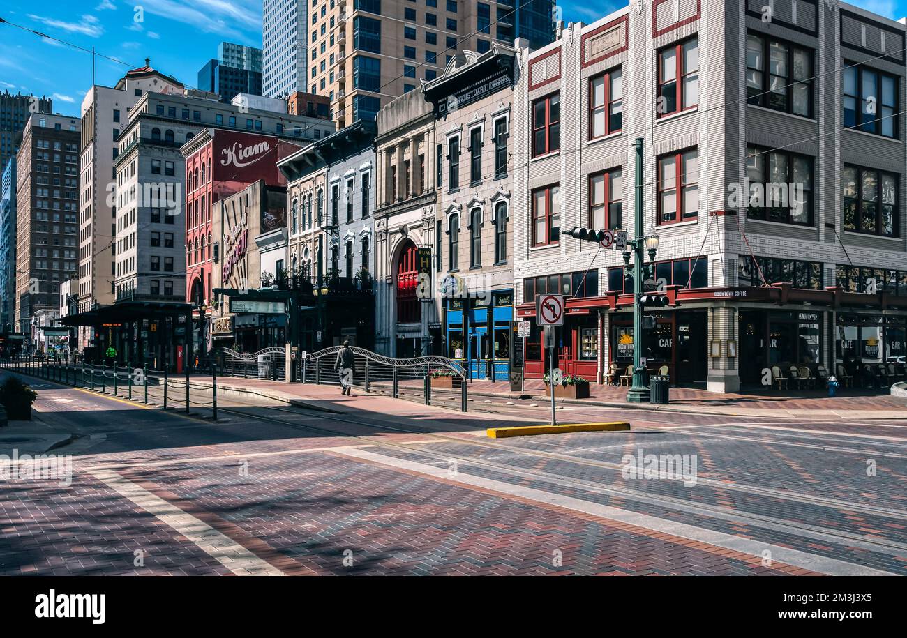 Houston, TX - 06. März 2020: Blick auf Gebäude im Retro-Stil, das Kiam, Deans Credit Clothing und Clarks an der Main Street in Houston, Texas. Stockfoto