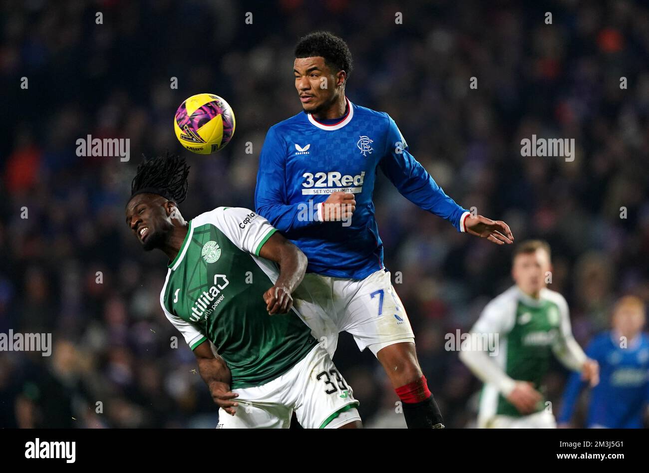 Hibernian's Rocky Bushiri (links) und Ranger' Ianis Hagi kämpfen während des Cinch Premiership-Spiels im Ibrox-Stadion in Glasgow um den Ball. Foto: Donnerstag, 15. Dezember 2022. Stockfoto