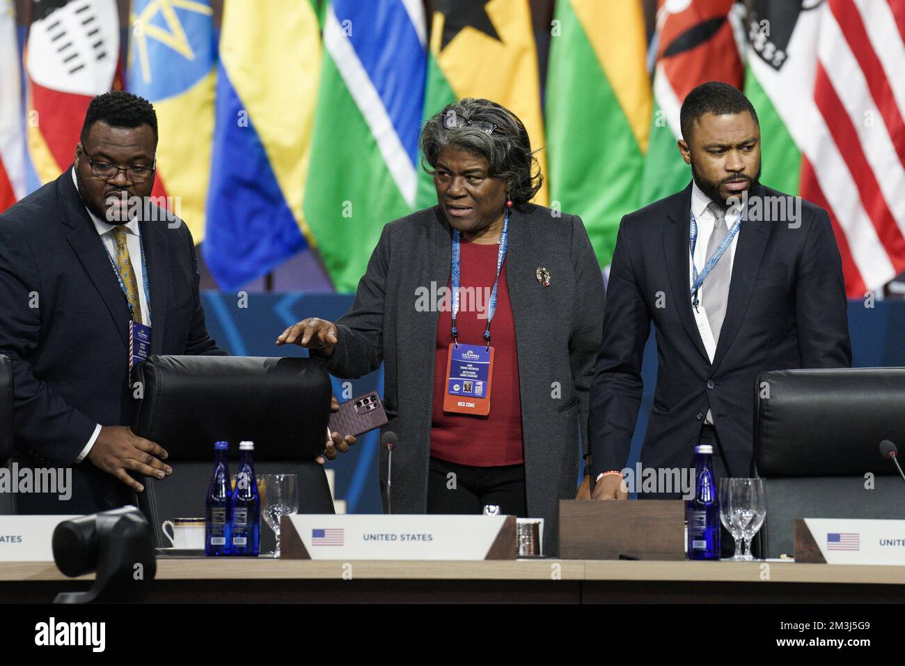 Washington, Usa. 15.. Dezember 2022. Linda Thomas-Greenfield, Kabinettssekretärin der Vereinigten Staaten, (Center) trifft am Donnerstag, den 15. Dezember 2022, zum US-Afrika Leaders Summit ein, wo sie zu einem Mittagessen über multilaterale Zusammenarbeit im Walter E. Washington Convention Center in Washington, DC, zusammenkommt. Foto: Yuri Gripas/UPI Kredit: UPI/Alamy Live News Stockfoto