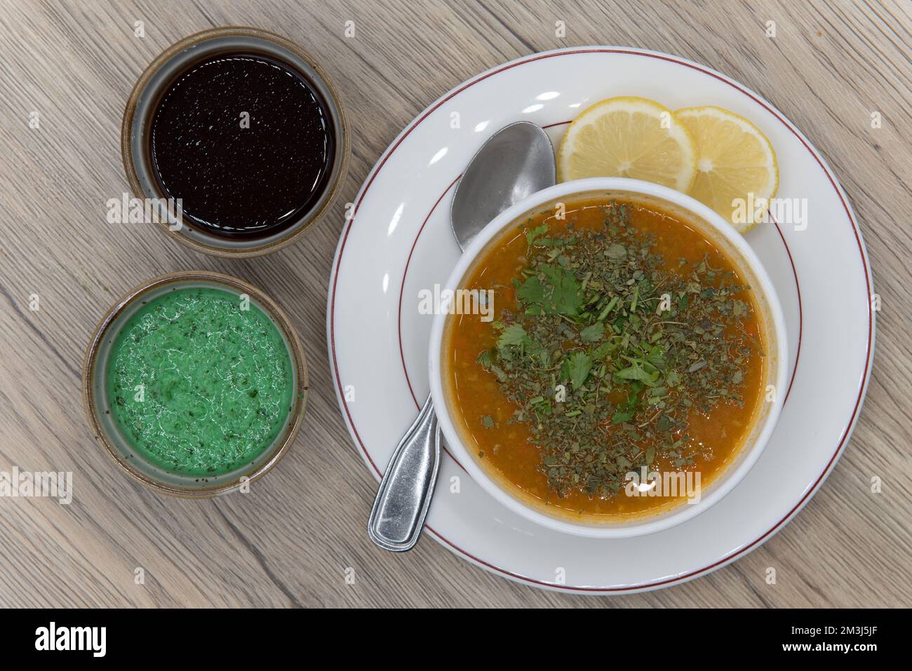 Blick von oben auf das traditionelle indische Essen beginnt mit einer köstlichen Gemüsesuppe mit Humus Dipping Sauce für zusätzlichen Geschmack. Stockfoto