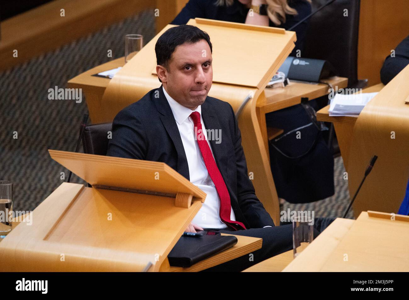 Edinburgh, Schottland, Großbritannien. 15.. Dezember 2022. ABBILDUNG: Anas Sarwar MSP, Führer der schottischen Labour Party. Wöchentliche Sitzung mit Fragen der Ersten Minister im schottischen Parlament in Holyrood. Heute war auch der schottische Haushalt, der später enthüllt werden sollte, und die Fragen reichten von schottischem NHS über Finanzen bis hin zum GRA ACT. Kredit: Colin D Fisher Kredit: Colin Fisher/Alamy Live News Stockfoto